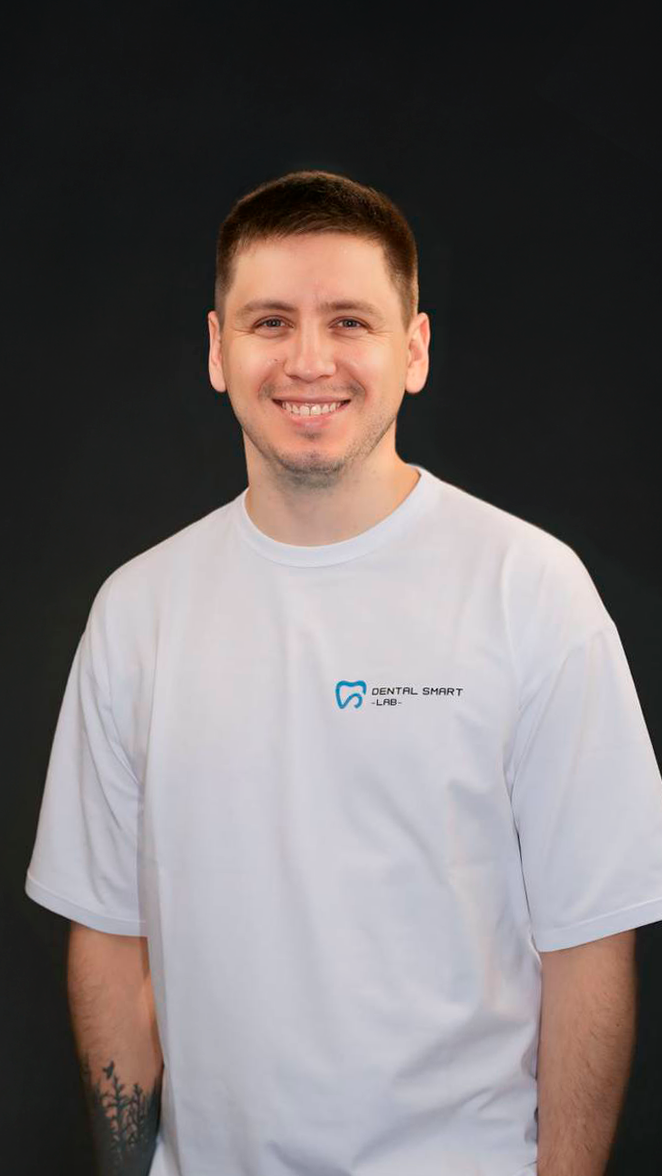 Роман старший техник зуботехнической лаборатории Алматы специализируется на срочном протезировании