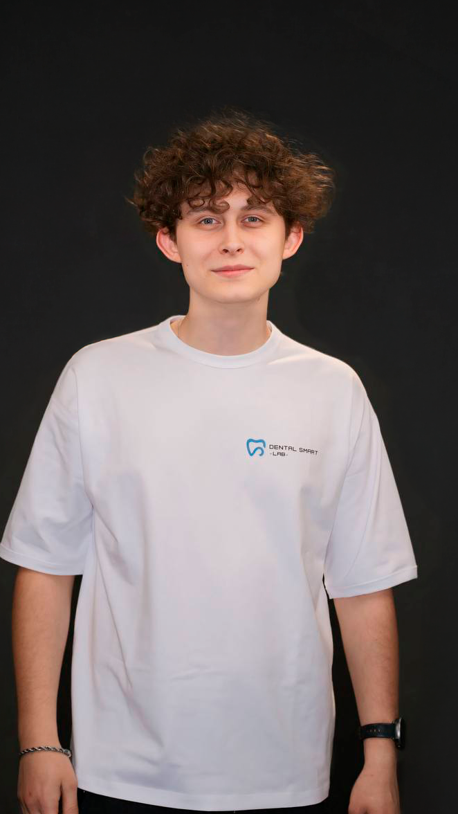 митрий основатель зуботехнической лаборатории Алматы контролирует изготовление коронок e.max