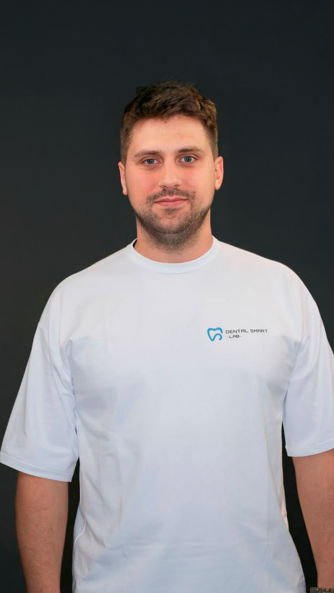 Олег директор зуботехнической лаборатории Казахстан обеспечивает качество циркониевых коронок