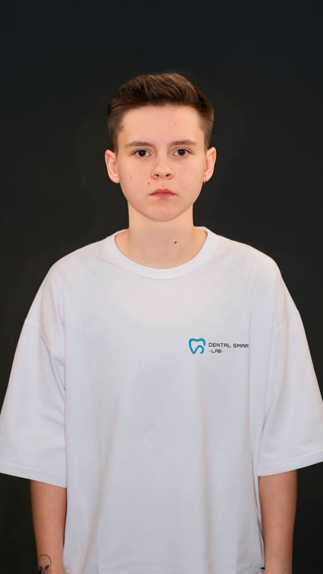 Артем керамист частной зуботехнической лаборатории Алматы воплощает точные зубные конструкции