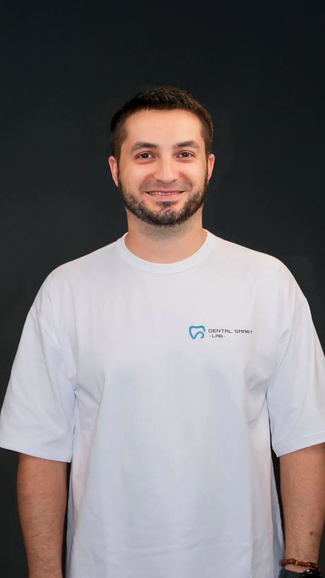 Олег директор зуботехнической лаборатории Казахстан обеспечивает качество циркониевых коронок