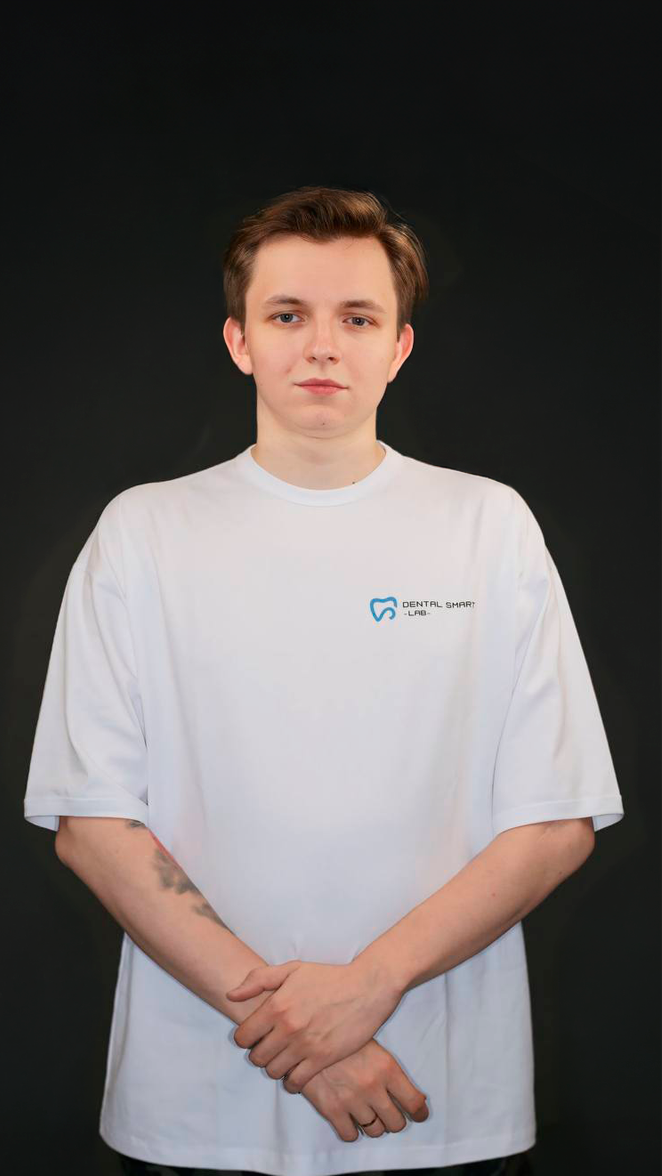 Роман старший техник зуботехнической лаборатории Алматы специализируется на срочном протезировании