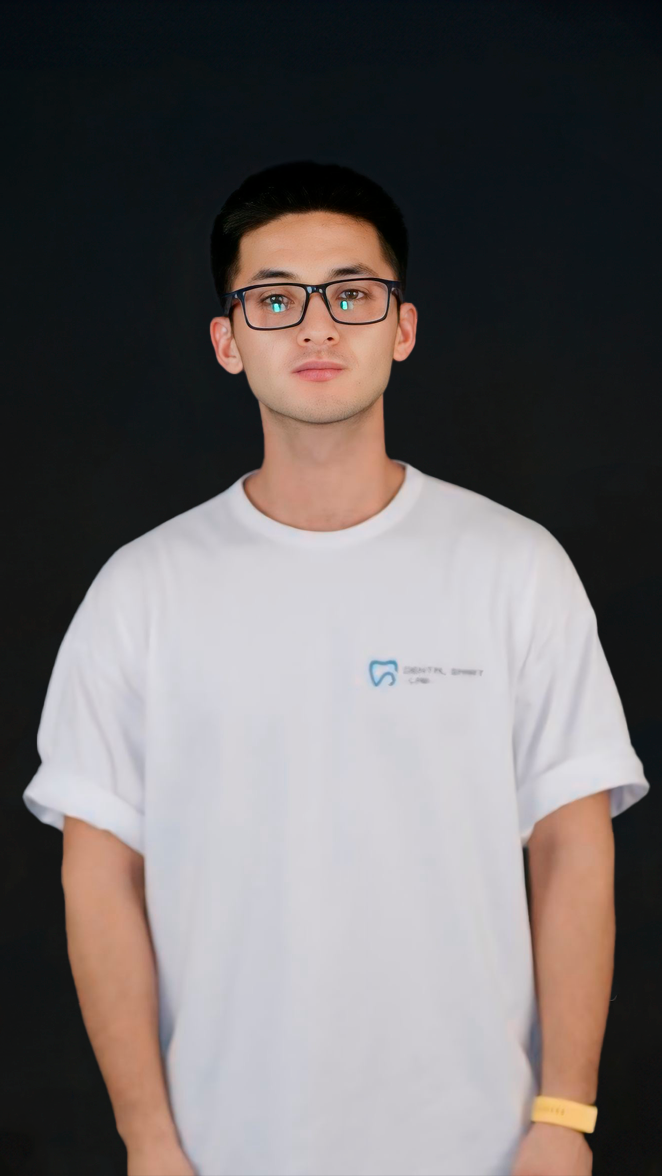 Роман старший техник зуботехнической лаборатории Алматы специализируется на срочном протезировании