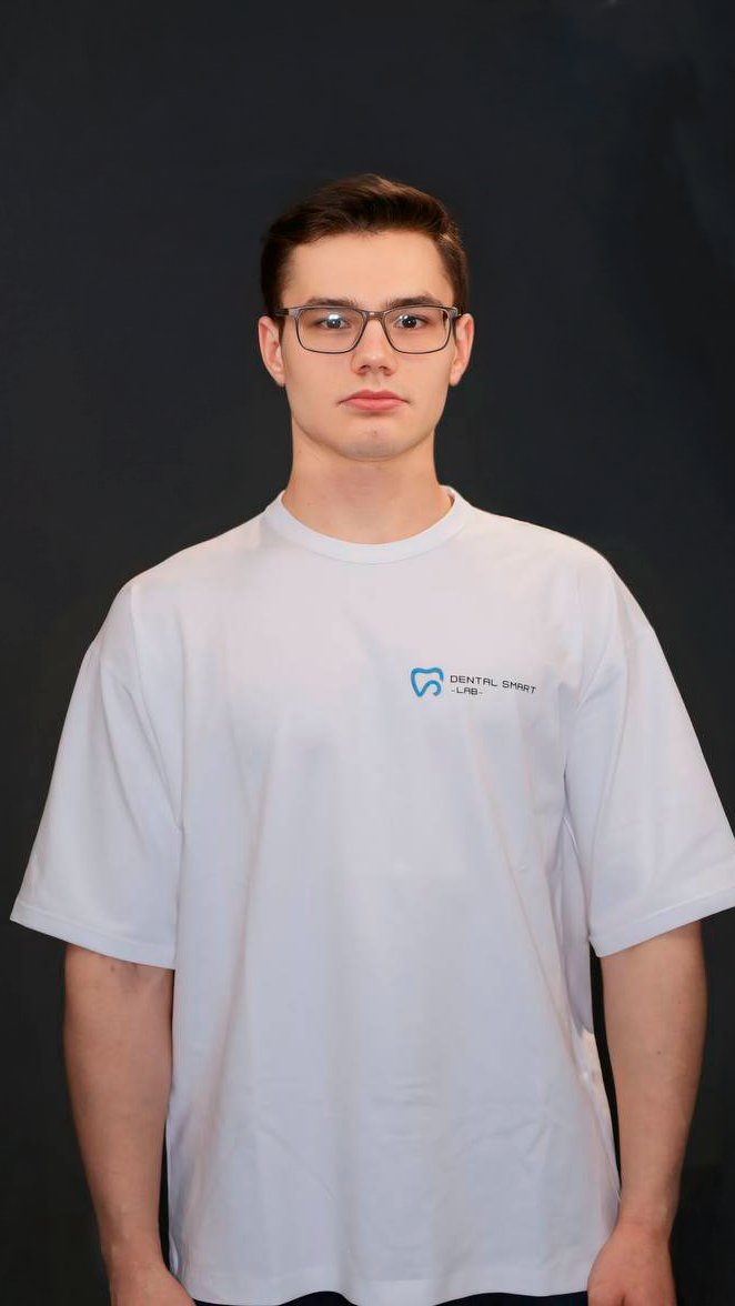 Артем керамист частной зуботехнической лаборатории Алматы воплощает точные зубные конструкции