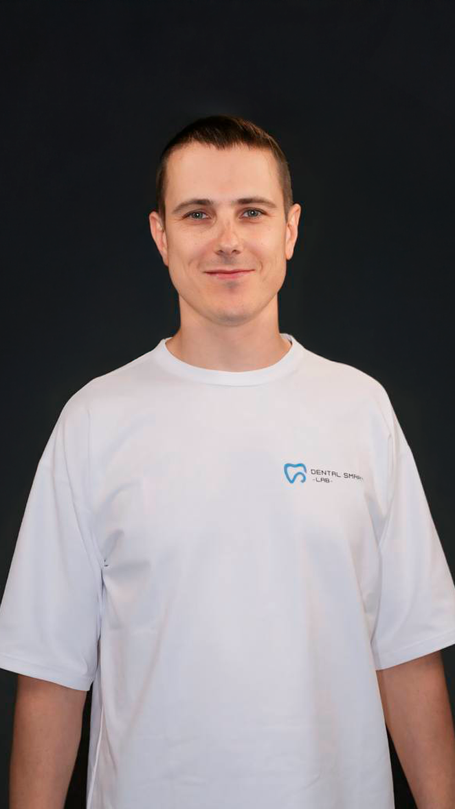 митрий основатель зуботехнической лаборатории Алматы контролирует изготовление коронок e.max