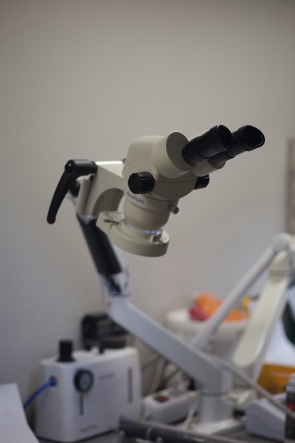 Микроскопы для точной работы зубного техника Алматы недорого в современной лаборатории.