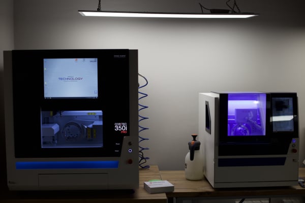 Фрезерные станки лаборатории CAD/CAM Алматы для точной фрезеровки циркония и каркасов.